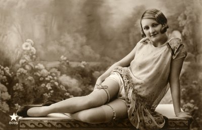 Kvinne i lys kjole, ca. tidlig på 1900-tallet (postkort) av David Mosé