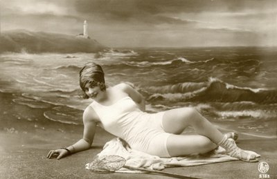 Kvinne i badedrakt, ca. tidlig på 1900-tallet (postkort) av David Mosé