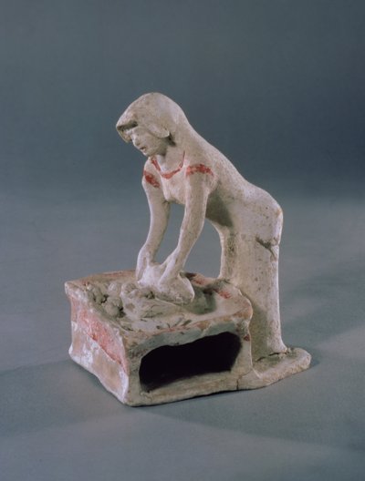 Kvinne som elter brød på toppen av en firkantet plate, gresk, fra Aulis, ca. 500-475 f.Kr. (leire med hvit slip og rødt pigment) av Unbekannt