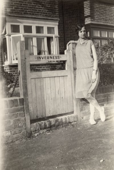 Kvinne utenfor Inverness B&B, Broadstairs, Kent, ca 1920-tallet av Unbekannt