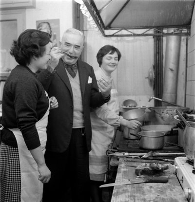 Forfatter GIOVANNI COMISSO i huset hans i TREVISO (han smaker en rett på kjøkkenet) - 1962 av Unbekannt