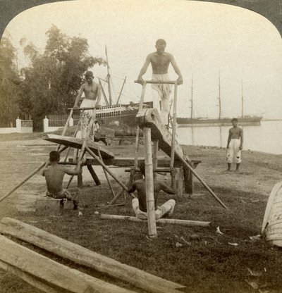 Et filippinsk sagbruk, Cebu, Filippinene. av Underwood and Underwood
