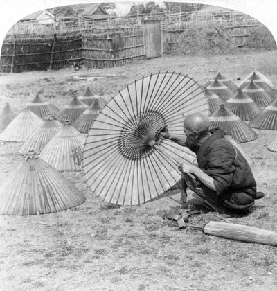 En japansk paraplyprodusent, Kobe, Japan, 1896. av Underwood and Underwood