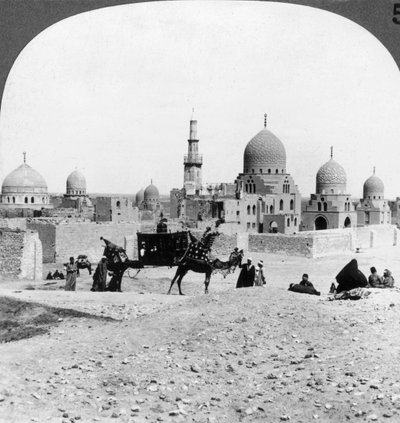 Et ørkenskip som passerer graver av svunne muslimske herskere, Kairo, Egypt, 1905. av Underwood and Underwood
