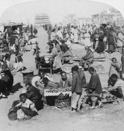 Et marked i Tartar nordlige by, med utsikt mot Drum Tower, Peking Beijing, Kina, 1901 av Underwood and Underwood
