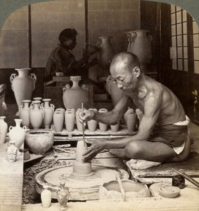En keramiker og hjulet hans, lager en vase av Awata-porselen, Kinkosan Works, Kyoto, Japan, 1904 av Underwood and Underwood