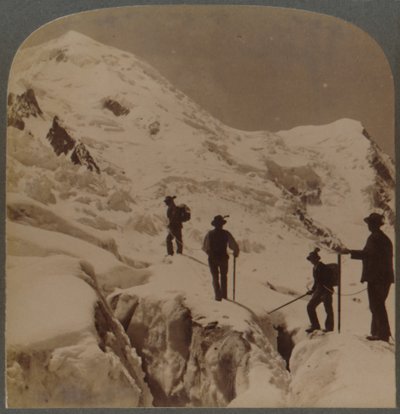 Bestigning av Mt. Blanc - kryssing av Bossons-breen - Grands Mulets i avstand, Alpene, 1901. av Underwood and Underwood