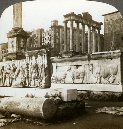 Basrelieffer av Trajan og Phocas-søylen i Forum, Roma, Italia. av Underwood and Underwood