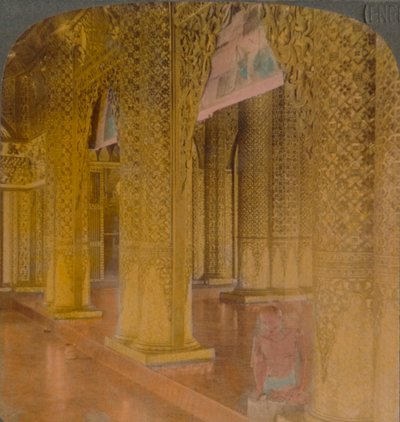 Buddhistisk tempelinteriør med kostbare dekorasjoner i gull og farger, Moulmein, Burma, 1907. Kunstnere: Elmer Underwood, Bert Elias Underwood. av Underwood and Underwood
