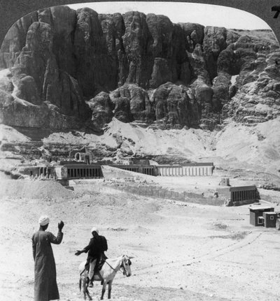 Begravet i evigheter - søyleterrasser av tempelet ved Deir-el-Bahri, Theben, Egypt, 1905. av Underwood and Underwood