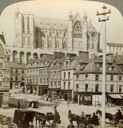Cathedral and Main Street, Queenstown, Irland, ca. sent på 1800-tallet. av Underwood and Underwood