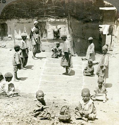 Barn som leker hopscotch, Kashmir, India, ca 1900-tallet. av Underwood and Underwood