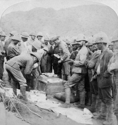 Julegaver hjemmefra, til troppene med Methuen ved Modder River, Sør-Afrika, 1900. av Underwood and Underwood