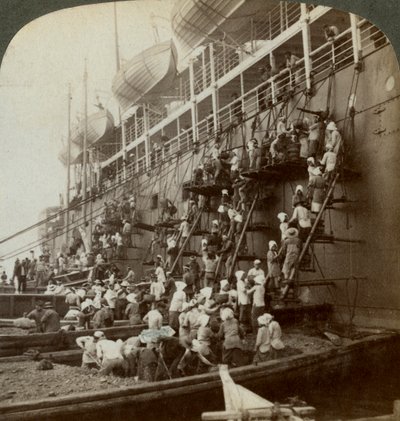Coaling the Pacific post SS Siberia, ved den befestede marinestasjonen i Nagasaki, Japan, 1904 av Underwood and Underwood