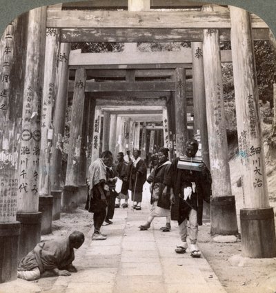 Kommer og går under lange rader av hellige torii, Shinto-tempelet til Inari, Kyoto, Japan, 1904 av Underwood and Underwood