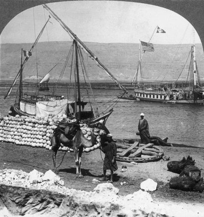 Dahabiyehs på elven klar for en Nile-reise, Egypt, 1905. av Underwood and Underwood