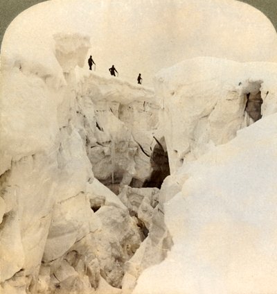 Nedstigning fra Mt. Blanc - enorme sprekker nær toppen, Alpene, 1901. av Underwood and Underwood