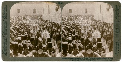 Påskeprosesjon av den greske patriarken, inn i Den hellige gravs kirke, Jerusalem, 1903. av Underwood and Underwood