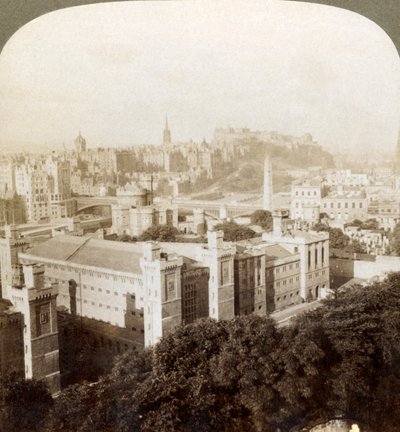 Edinburgh, fra Calton Hill, S.W. til slottet, over gammel gravplass, Skottland, 1902. av Underwood and Underwood