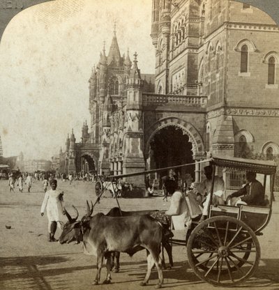 Ekka, utenfor Victoria Station, Bombay, India, ca 1900-tallet. av Underwood and Underwood