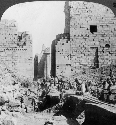 Utgraving av en allé til Karnak-tempelet, Theben, Egypt, 1905. av Underwood and Underwood
