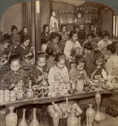 Fabrikkjenter som dekorerer billig keramikk for utenlandske markeder, Kyoto, Japan, 1904 av Underwood and Underwood