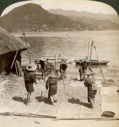 Flagrende bygg ved en fiskestrand ved Innsjøen, Japan, 1904. av Underwood and Underwood