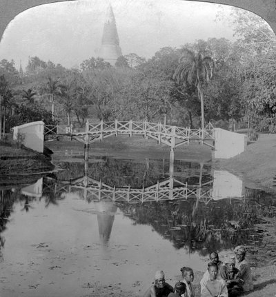 Festningshager og Shwedagon-pagoden, Rangoon, Burma, ca. 1900-tallet. av Underwood and Underwood