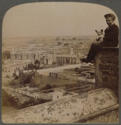 Fra San Francisco-katedralen, på den største aztekiske pyramiden, med utsikt over Cholula, Mexico, 1901. av Underwood and Underwood