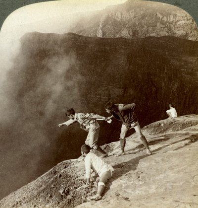Gir gjennom svovelholdige damper inn i kraterdypet, Aso-San, Japan, 1904 av Underwood and Underwood