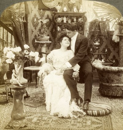 George beundrer Ethels vakre hudfarge. av Underwood and Underwood