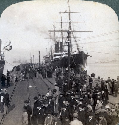 Hilsen nykommere på brygga ved siden av Pacific Mail SS China, i Yokohama, Japan, 1904. av Underwood and Underwood