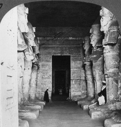 Interiør av det steinhuggede tempelet til Abu Simbel, Egypt, 1905. av Underwood and Underwood