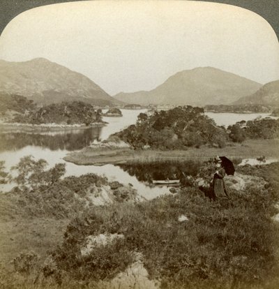 Islands and Upper Lake, Killarney, Irland. av Underwood and Underwood