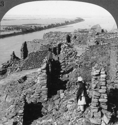 Kasr Qasr Ibrim og utsikt nedover Nilen i Nubia, Egypt, 1905. av Underwood and Underwood
