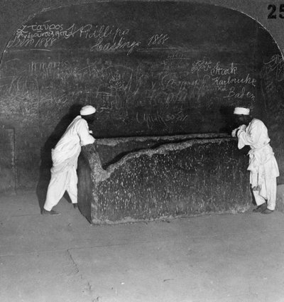 Khufus sarkofag, knust av ranere, i den store pyramiden, Egypt, 1905. av Underwood and Underwood