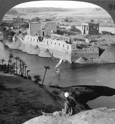 Ser ned på øya Philae og dens templer, Egypt, 1905. av Underwood and Underwood