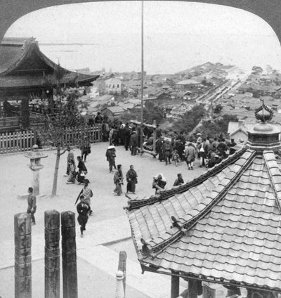 Ser østover fra Mildera-tempelet over Otsu og innsjøen Biwa, Japan, 1904. av Underwood and Underwood