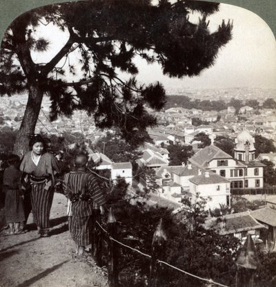 Ser sørøstover fra de furukrønnede høydene i Suwa-yama over Kobe, Japan, 1904 av Underwood and Underwood