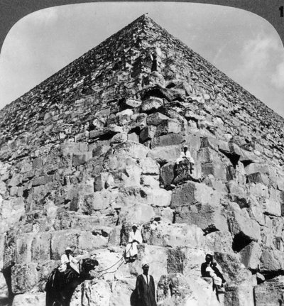 Ser opp det nordøstlige hjørnet av den store pyramiden, Egypt, 1905. av Underwood and Underwood