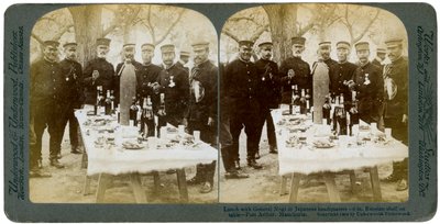 Lunsj med general Nogi ved det japanske hovedkvarteret, Port Arthur, Manchuria, 1904. av Underwood and Underwood