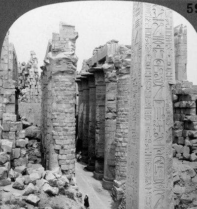 Midtgangen i den store salen og obelisken til Thutmosis I, tempel i Karnak, Theben, Egypt, 1905. av Underwood and Underwood