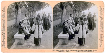 Misjonsbarn, med en liten amerikansk jente, Canton, Kina, 1900 av Underwood and Underwood