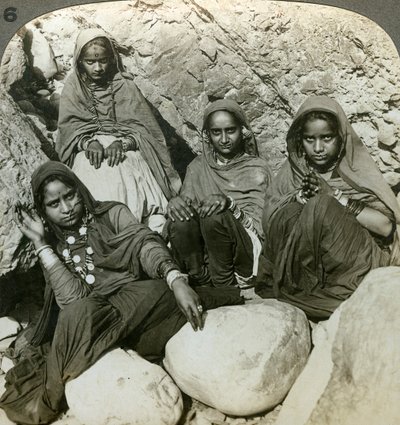 Innfødte Bhujji-jenter, River Sutlej, Himalaya, India, ca 1900-tallet. av Underwood and Underwood
