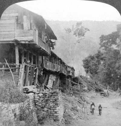 Innfødt landsby, Teesta Bridge nær Darjeeling, India, 1903 av Underwood and Underwood