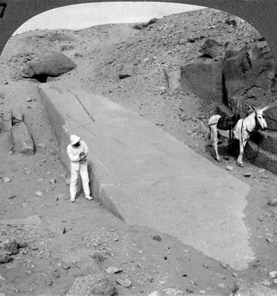 92 fots obelisk som fortsatt ligger i steinbruddet i Assuan Aswan, Egypt, 1905. av Underwood and Underwood