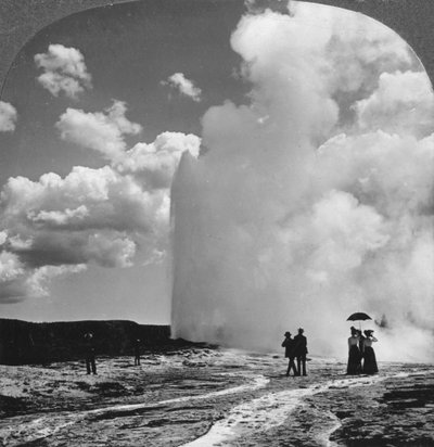 Old Faithful geysir, Yellowstone nasjonalpark, USA, tidlig på 1800-tallet. av Underwood and Underwood