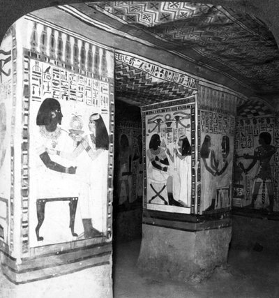 Malt gravkammer hugget i klippene i Theben, Egypt, 1905. av Underwood and Underwood