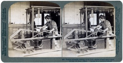 Bondehusmor som vever bomullstøy, Japan, 1904 av Underwood and Underwood