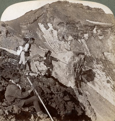 Kikket fra den lavabelagte kanten ned i Fujis Fujiyamas-krateret, Japan, 1904. av Underwood and Underwood